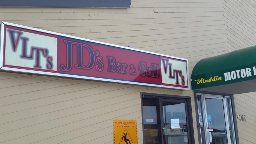 Red Deer Inn & Suites Exterior photo