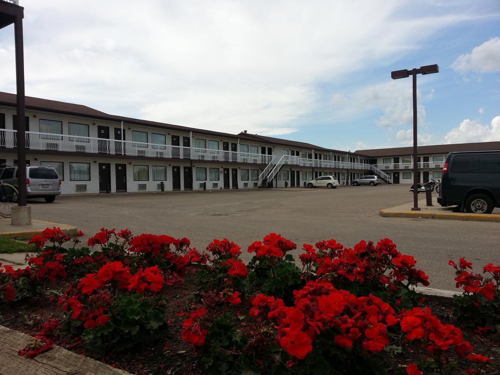 Red Deer Inn & Suites Exterior photo
