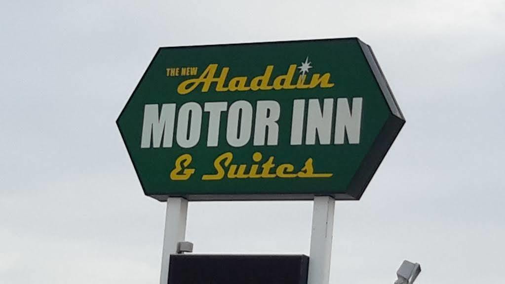 Red Deer Inn & Suites Exterior photo