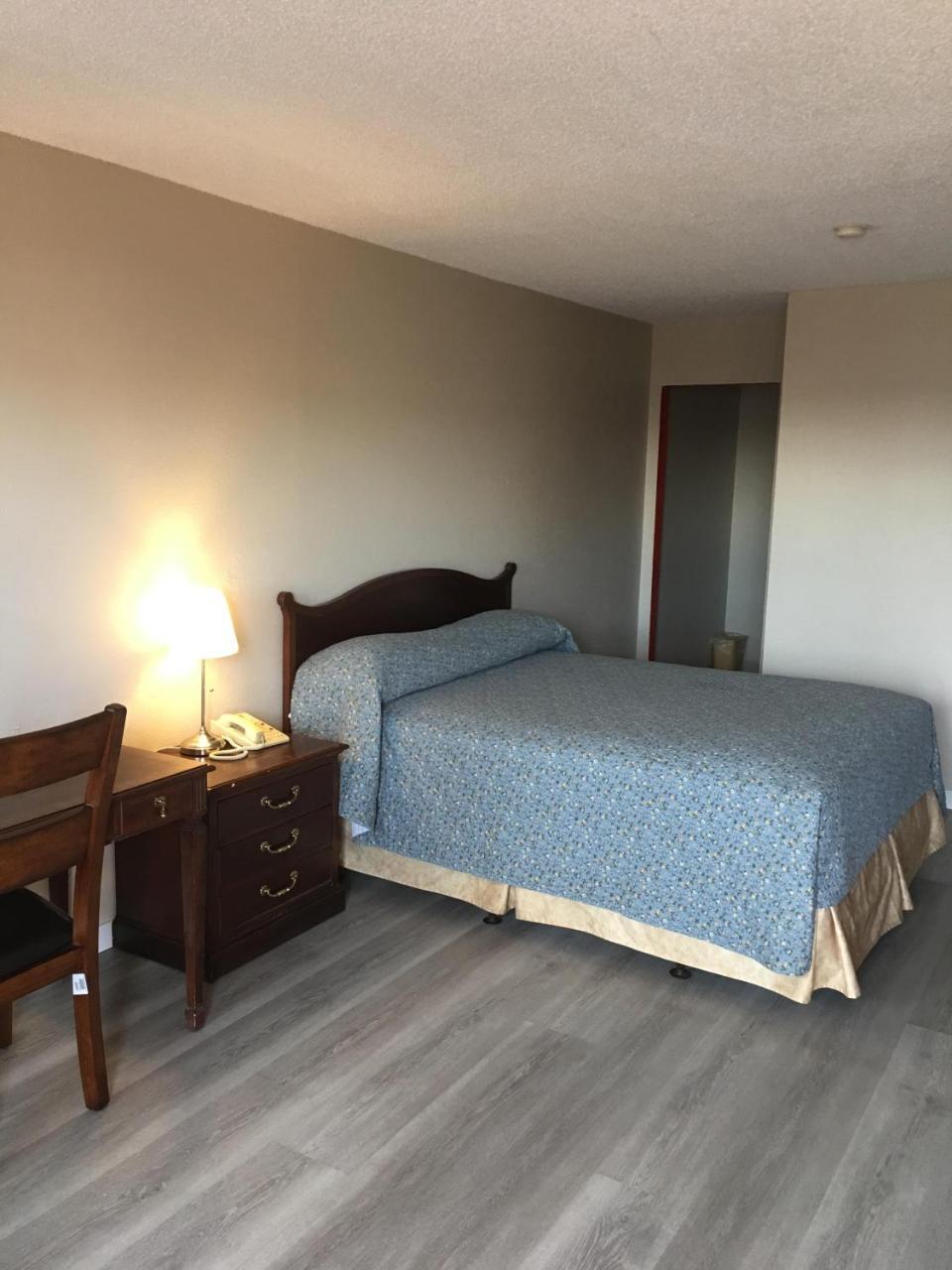 Red Deer Inn & Suites Exterior photo