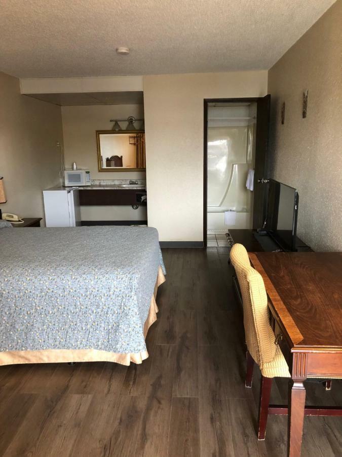 Red Deer Inn & Suites Exterior photo