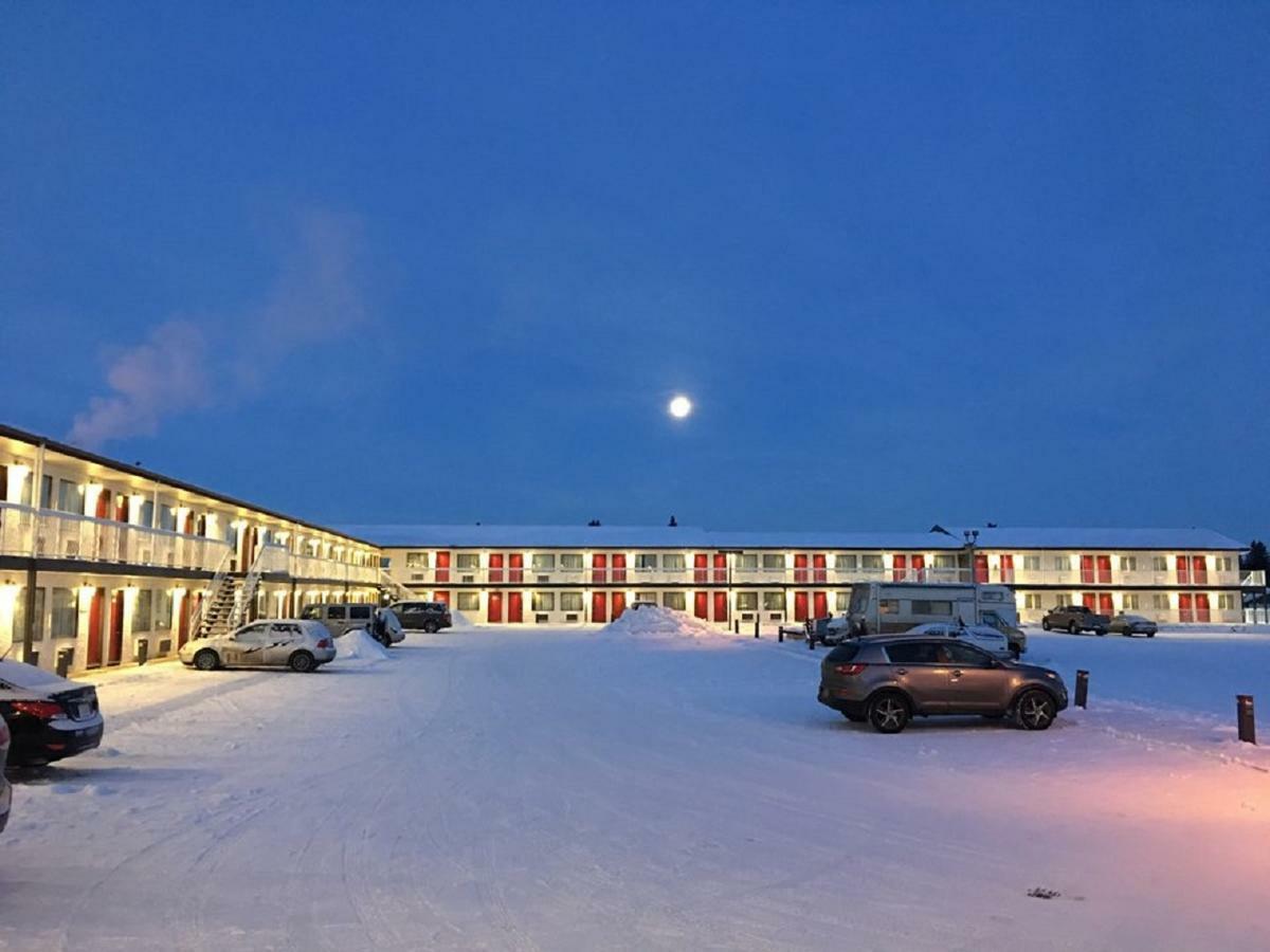 Red Deer Inn & Suites Exterior photo