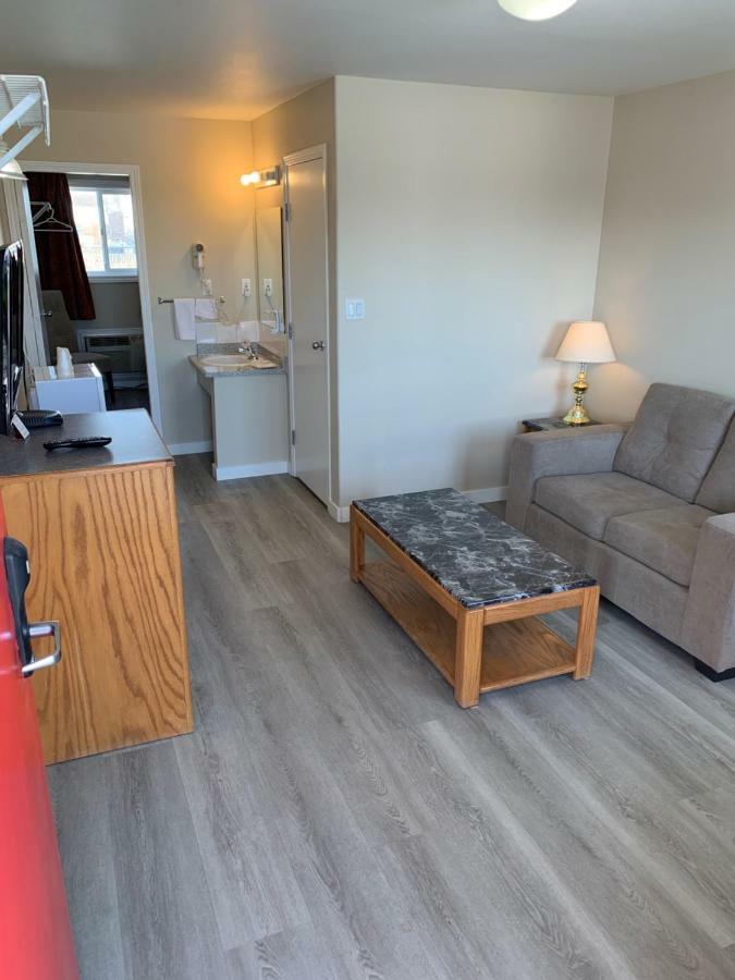 Red Deer Inn & Suites Exterior photo