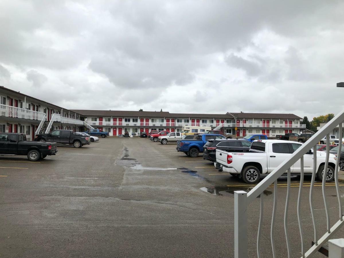 Red Deer Inn & Suites Exterior photo
